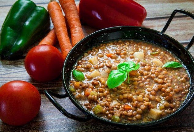 Cocinar unas lentejas de verduras será la forma ideal de consumir verduras y legumbres en un mismo plato.