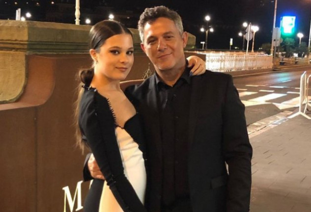 Manuela junto a su padre, Alejandro Sanz (Instagram).