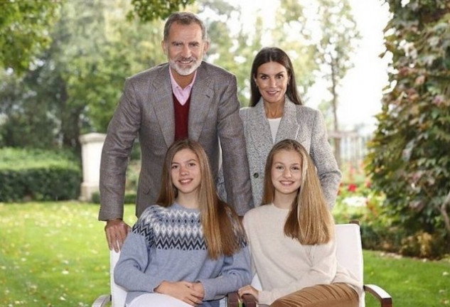 Casa Real comparte el posado de los Reyes de España con sus hijas, Leonor y Sofia.