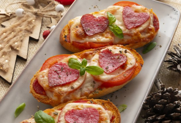 receta-canapes-pronto-paninis-con-corazones-de-salami