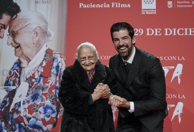 Miguel Ángel Muñoz posa, feliz, con su tata Luisa en el estreno de su documental.