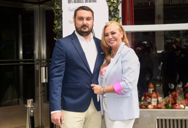 Belén Esteban posa orgullosa junto a su marido, Miguel Marcos. 