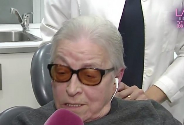 Loli la kiosquera, en el dentista en directo para Sálvame Diario.