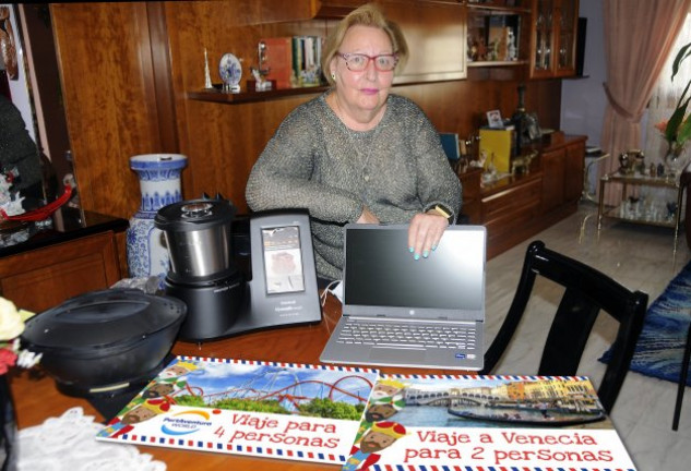 La afortunada, con los regalos que le han traído los Reyes Magos de Pronto.