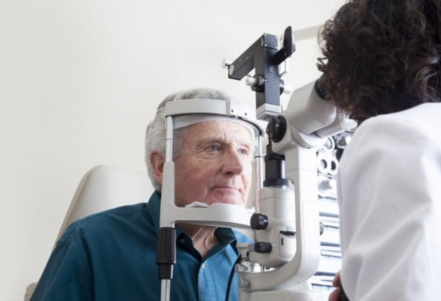 A partir de cierta edad, es muy recomendable realizarse revisiones oculares periódicas.
