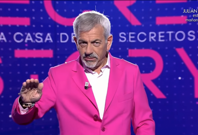 Carlos Sobera lució un traje de color fucsia en la primera gala del programa.