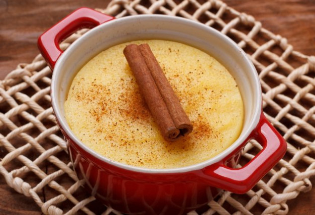 Tú también puedes cocinar unas natillas caseras tan irresistibles como esta.