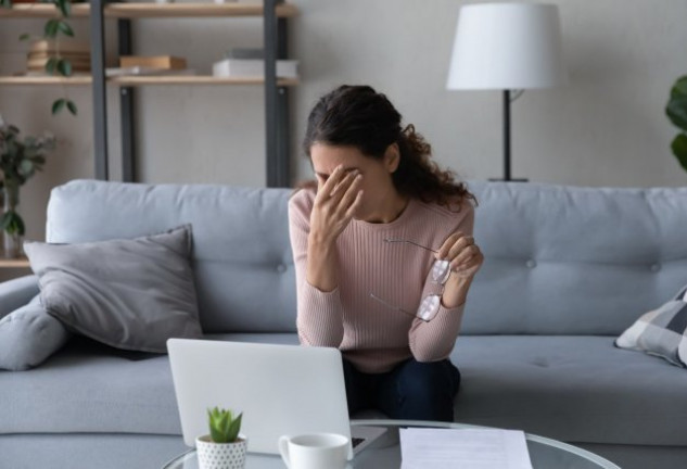 Si trabajas delante de pantallas o abusas mucho de ellas es importante prevenir el síndrome del ojo seco.