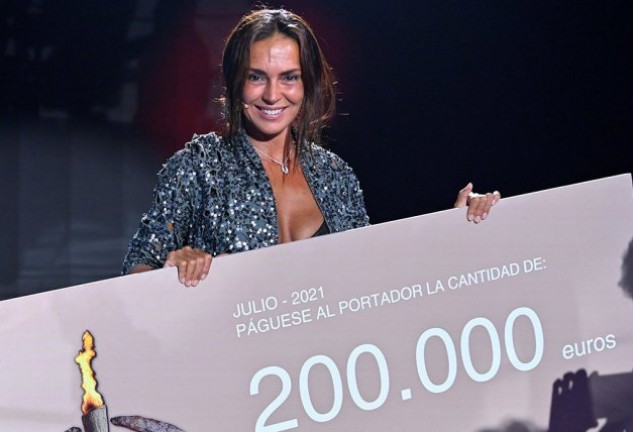 Olga Moreno con el premio que ganó en "Supervivientes" y que sirvió para pagar las deudas de su marido.