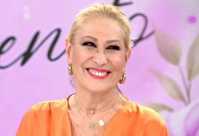 Rosa Benito, muy feliz en su 66 cumpleaños en 'Ya son las Ocho' (Telecinco).