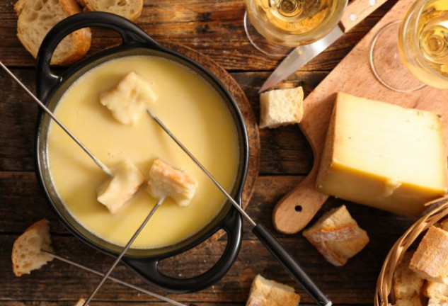 ¡Así es como puedes cocinar una deliciosa fondue de queso!