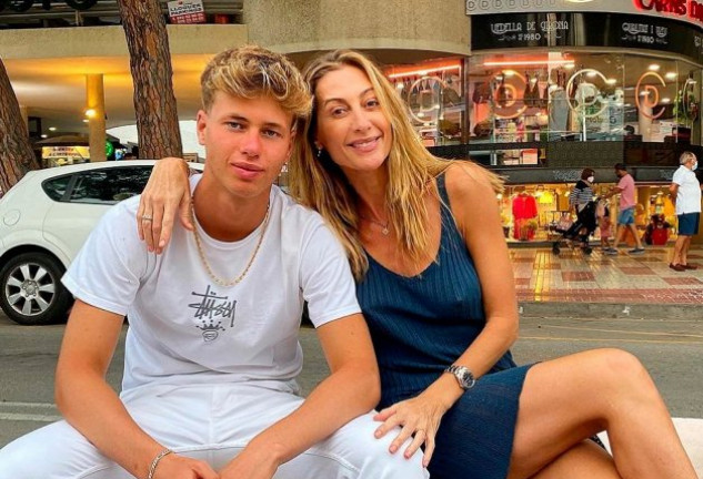 Mónica Pont junto a su hijo, que alcanzó la mayoría de edad el pasado 12 de enero. 