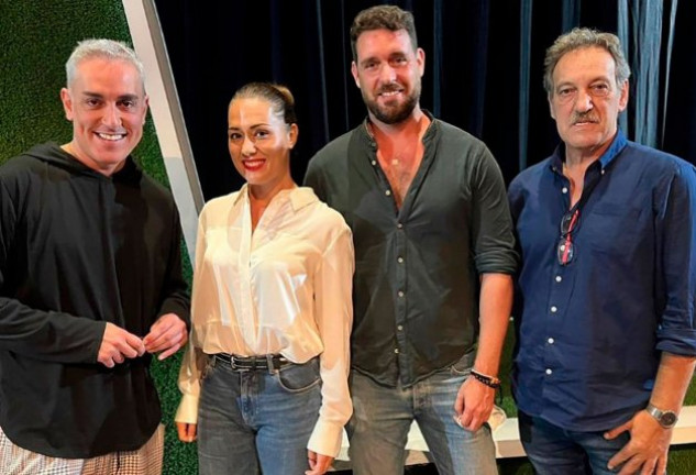 El presentador con sus compañeros en la obra “Distinto”, Eva Marciel, Fran Antón y Blas Caballero.
