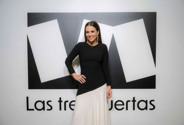 Paula Echevarría, muy guapa con un vestido blanco y negro, a su llegada al plató de “Las tres puertas”.