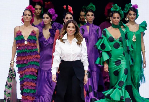 La diseñadora se sube a la pasarela para cerrar el desfile con todas sus modelos.