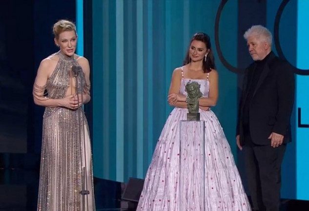 Cate Blanchett alagó a Penélope Cruz y Pedro Almodóvar en su discurso de los Goya.