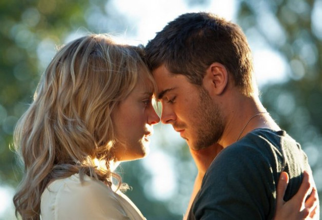 Zac Efron y Taylor Schilling protagonizan el romance 'Cuando te encuentre'.