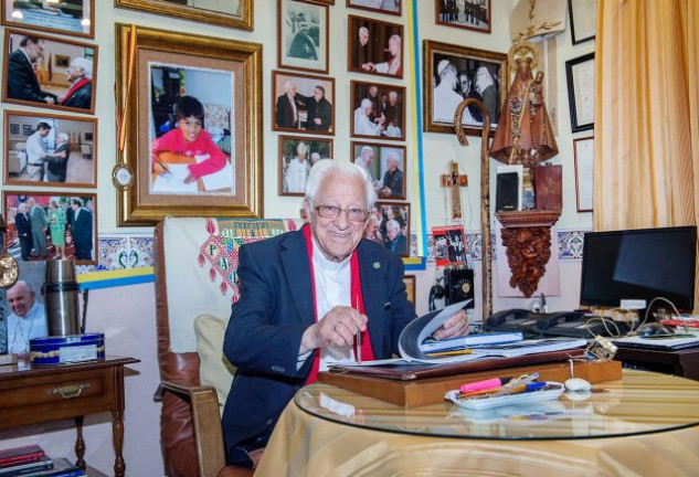 El Padre Ángel en la sala de estar de su casa.