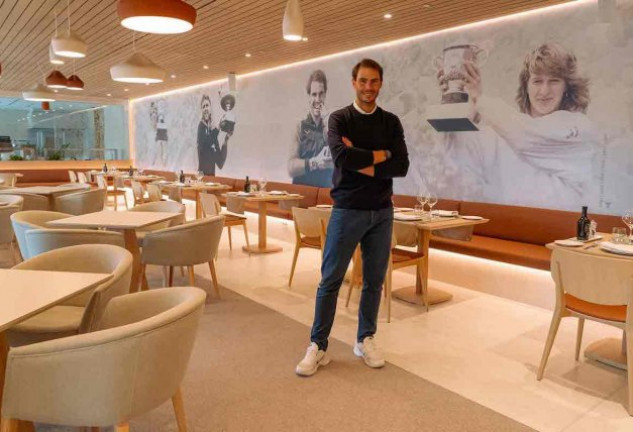 Rafa Nadal posa orgulloso dentro de su restaurante en Manacor.