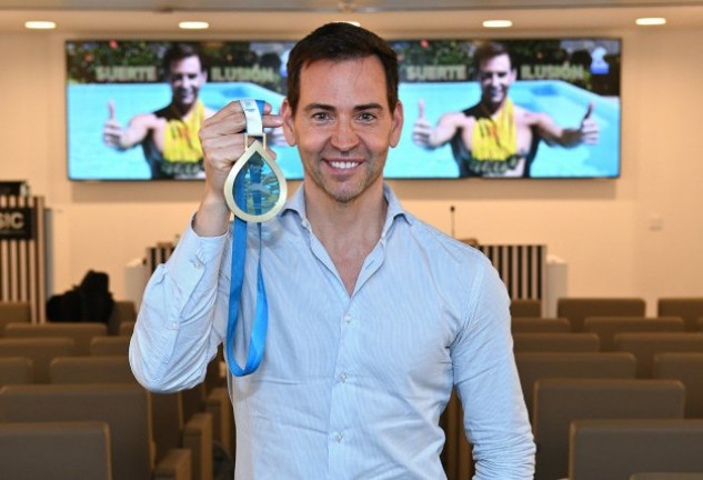 David Meca muestra orgulloso una de sus medallas de campeón del mundo de natación en aguas abiertas.