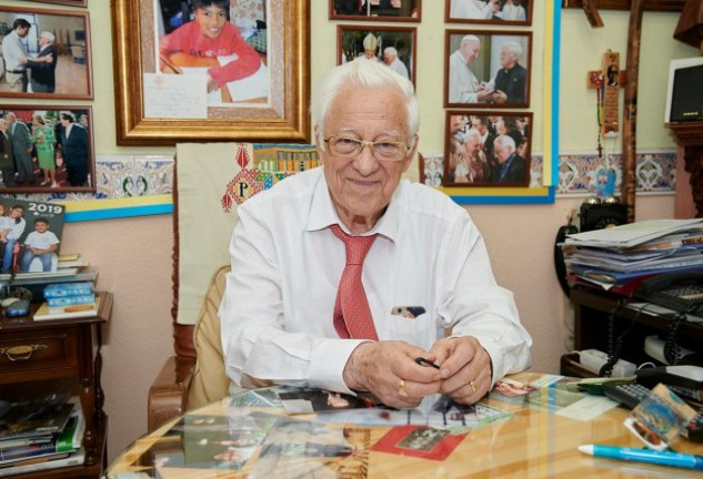 El Padre Ángel, rodeado de fotografías muy importantes para él. 