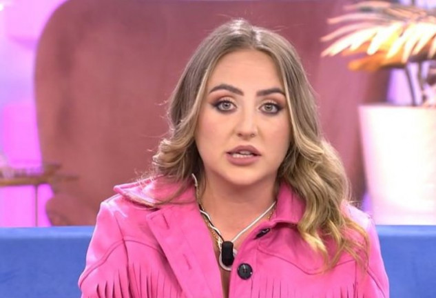 Rocío Flores, muy reacia a hablar de la pareja de su padre.