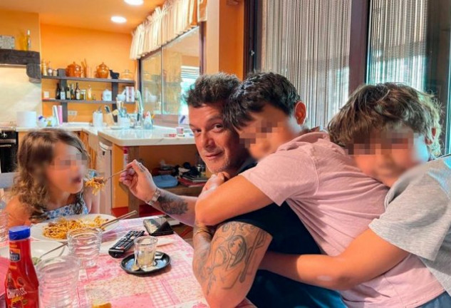 Alejandro Sanz "pelea" por la cena con Alma, de 6 años, con "ayuda" de Dylan, de 9.