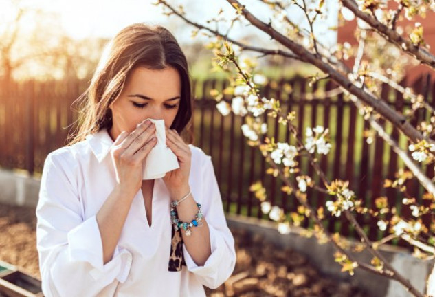 Aprende aquí a distinguir las diferencias y los síntomas que presentan las alergias y los resfriados.