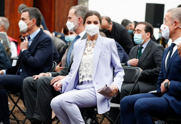 La reina Letizia lució un bonito top con bordados tradicionales de La Palma, llamados Richelieu.