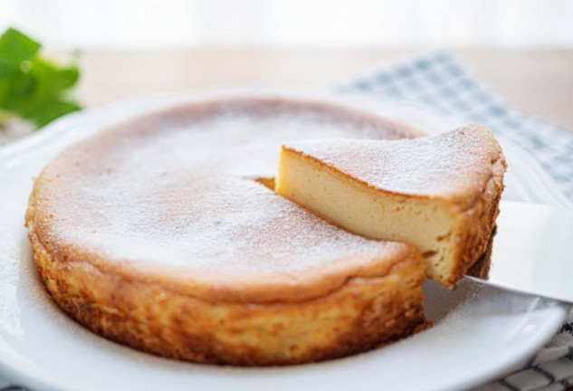 Prepara la receta auténtica de tarta de queso y sorprende a tus comensales con tus dotes culinarias.