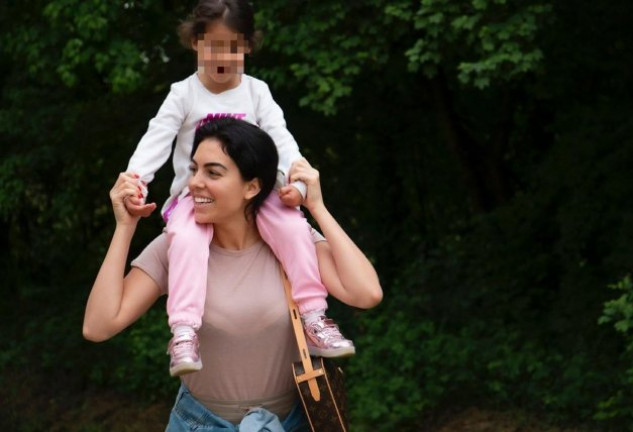 Georgina Rodríguez posa con una de sus hijas (@georginagio).