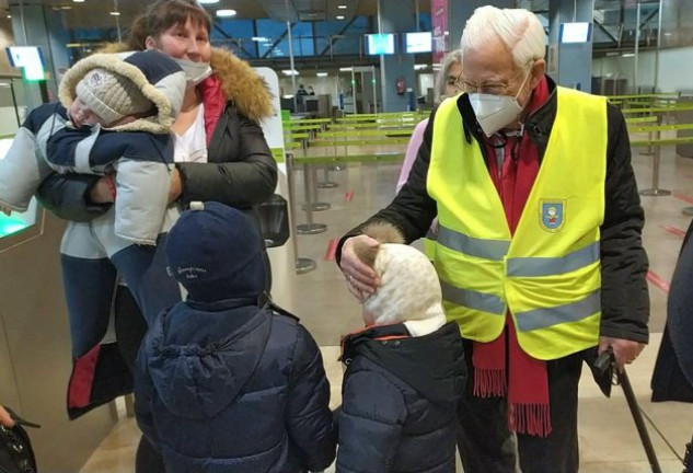 El padre Ángel ha estado haciendo labores humanitarias en la frontera de Ucrania con Polonia.