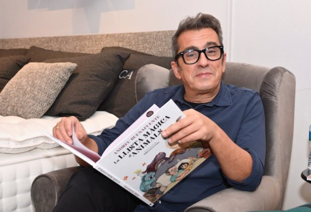 Andreu Buenafuente posa orgulloso con su libro. 