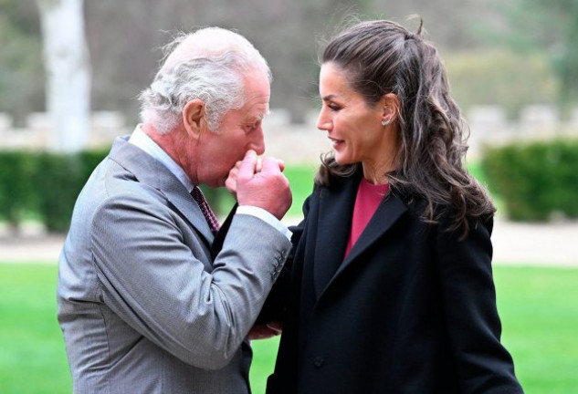 Carlos, de 73 años, besa la mano de la reina Letizia, de 49.