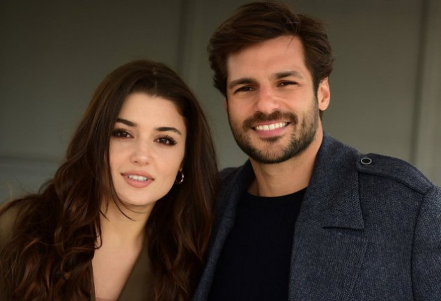 Hande Erçel y Kaan Yıldırım se conocieron rodando la serie 'Halka', en 2019.