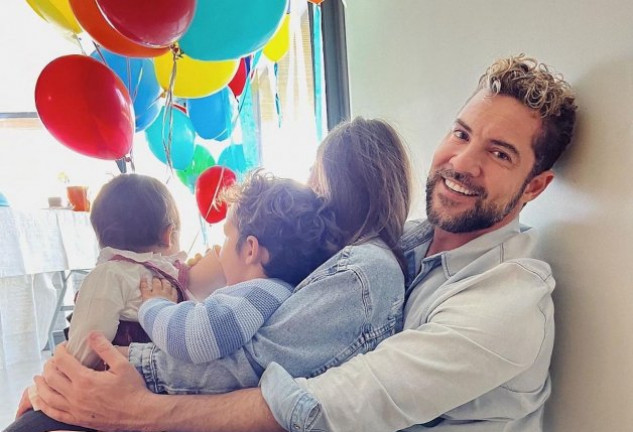 David Bisbal, muy orgulloso de su familia, celebra todos los días de su vida junto a ellos.