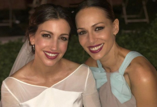 Eva González y su hermana María, en la boda de esta.
