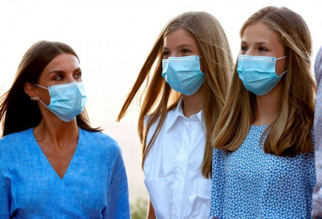 La infanta Sofía con su madre, doña Letizia, y su hermana mayor, Leonor.