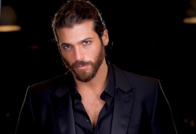 Can Yaman sacará una nueva versión de su perfume.