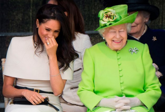 Isabel y Meghan, la esposa de Harry, pasando un buen rato.