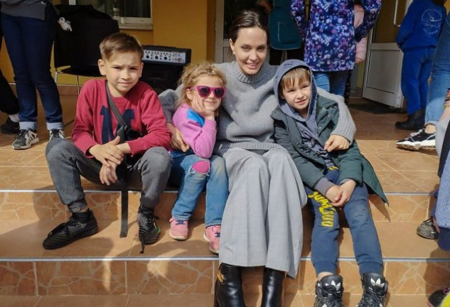 Angelina Jolie, muy cariñosa con los niños, durante su viaje solidario a Ucrania. 