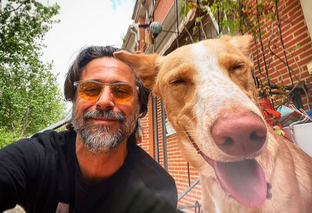 Hugo Silva y su "colega" posando para este bonito selfi. 