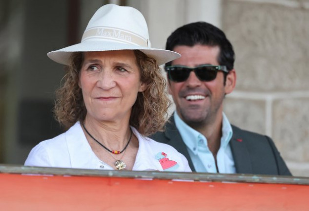 La infanta Elena y Miguel Ángel Muñoz derrochan complicidad y sonrisas en la hípica.