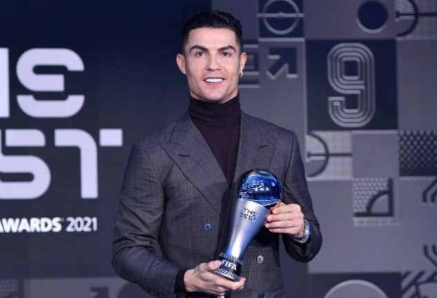 Cristiano Ronaldo presume de reloj millonario.