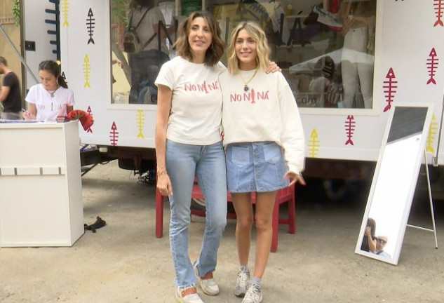 Paz Padilla y Anna Ferrer, guapísimas en su primer fin de semana de gira con su furgoneta de moda.