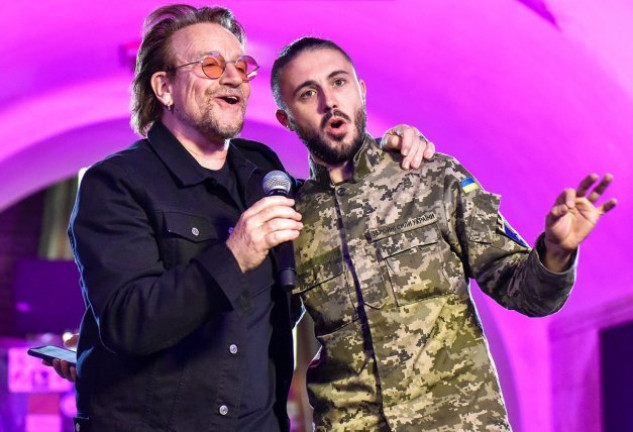 El vocalista de U2, Bono, conocido por su faceta solidaria, cantó con un militar ucraniano.