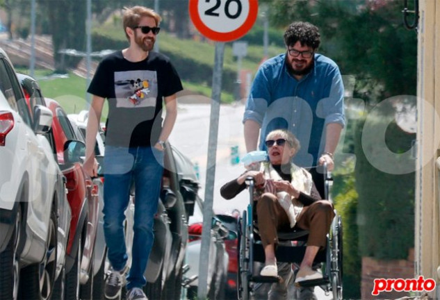 Concha Velasco, junto a sus dos hijos, Manuel y Paco. 