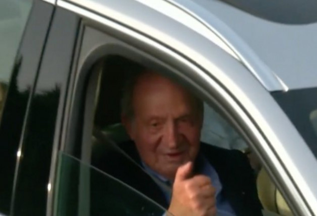 El Rey emérito, en el asiento de copiloto, saludando a la prensa y vecinos de Sanxenxo (Telecinco).