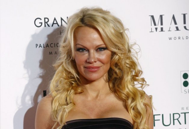 Pamela Anderson posando en la gala benéfica Global Gift celebrada en el Museo Thyssen en 2018.