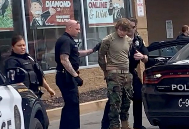 Payton, vestido de militar, detenido por la Policía.